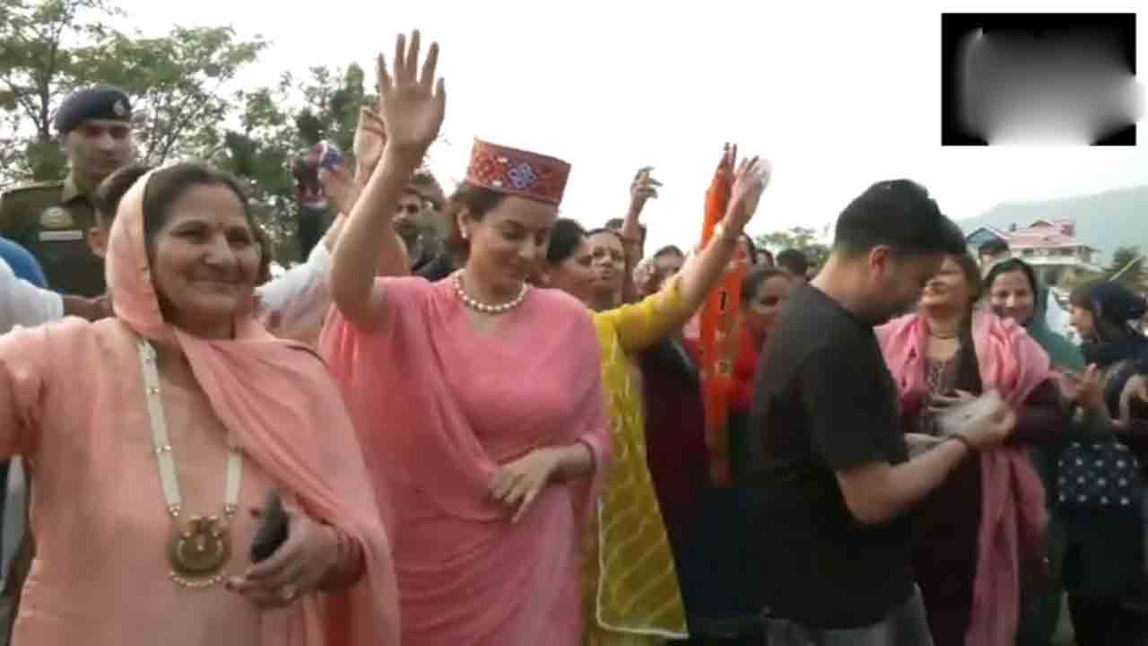 Kangana Ranaut | ఎన్నికల ప్రచారంలో ఓటర్లతో కలిసి స్టెప్పులేసిన కంగనా రనౌత్‌.. Video