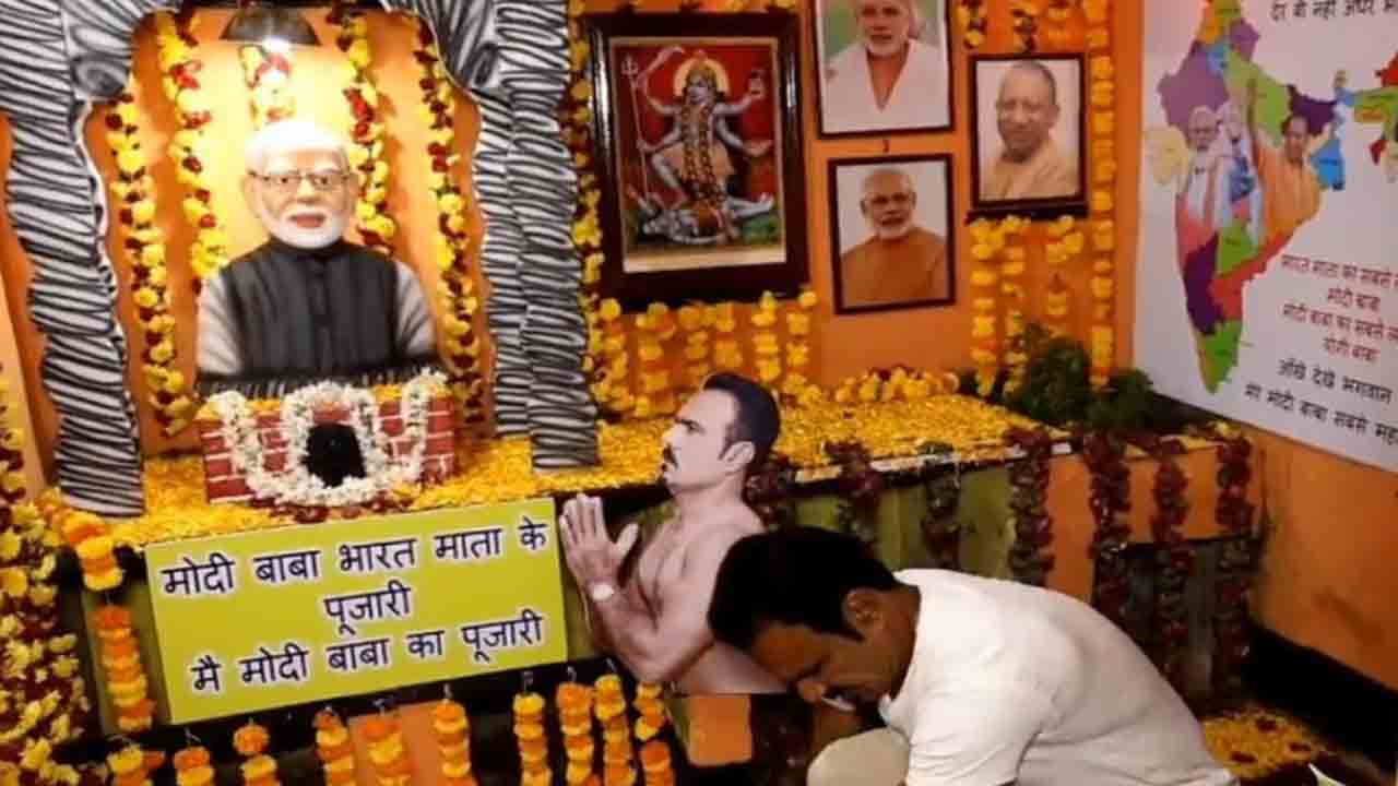 Man Accidentally Cuts Off Finger | మోదీ మళ్లీ ప్రధాని కావాలంటూ రక్తార్పణ.. పొరపాటున వేలు   నరుక్కున్న వ్యక్తి