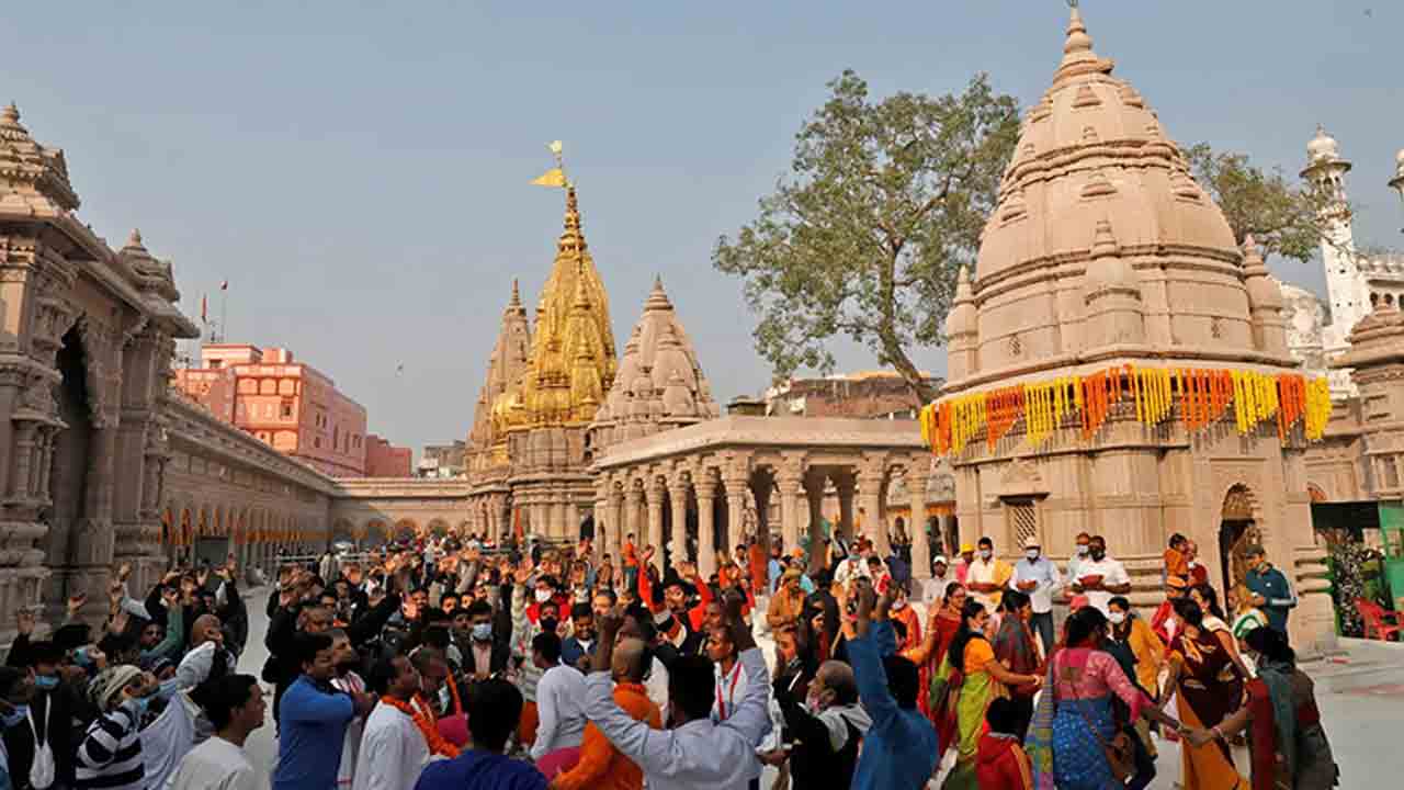 Kashi Vishwanath Temple | కాశీ విశ్వనాథుడి ఆలయంలో పోలీసులకు సంప్రదాయ యూనిఫాం