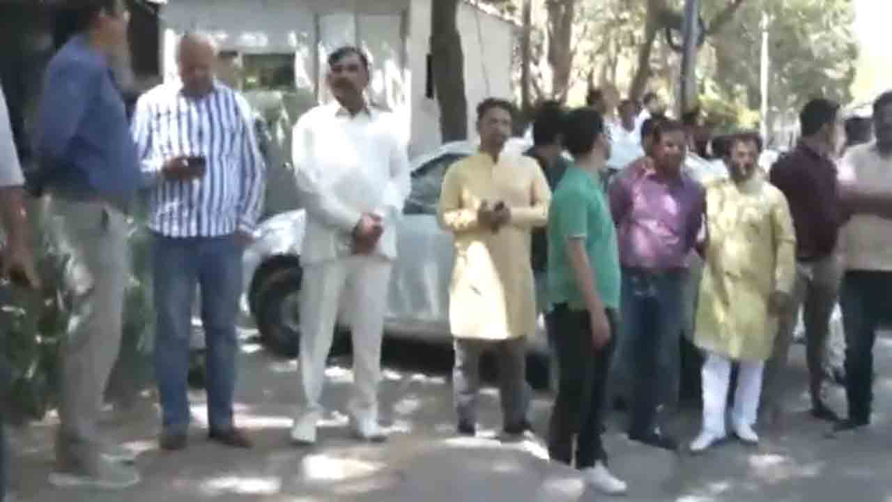 AAP MLAs | కేజ్రీవాల్‌ ఇంటికి ఆప్‌ ఎమ్మెల్యేలు.. సీఎం భార్య సునీతతో సమావేశం