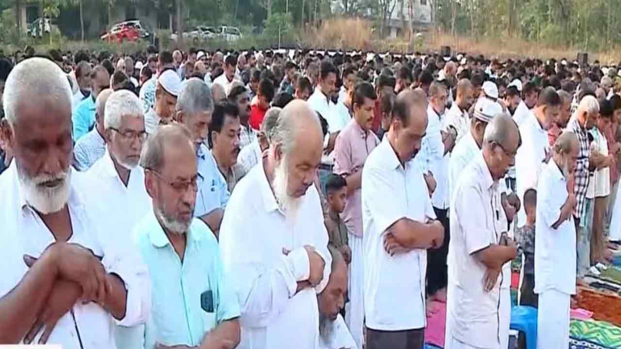 Eid Prayers | చర్చిలో ముస్లింల ఈద్‌ ప్రార్థనలు..