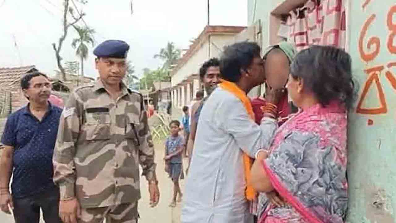 Khagen Murmu | ఎన్నికల ప్రచారంలో మహిళకు ముద్దుపెట్టిన బీజేపీ అభ్యర్థి.. వివాదానికి దారితీసిన వైరల్‌ పిక్‌