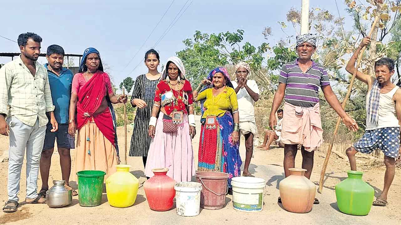 సీఎం నియోజకవర్గంలో రోడ్డెక్కిన మహిళలు