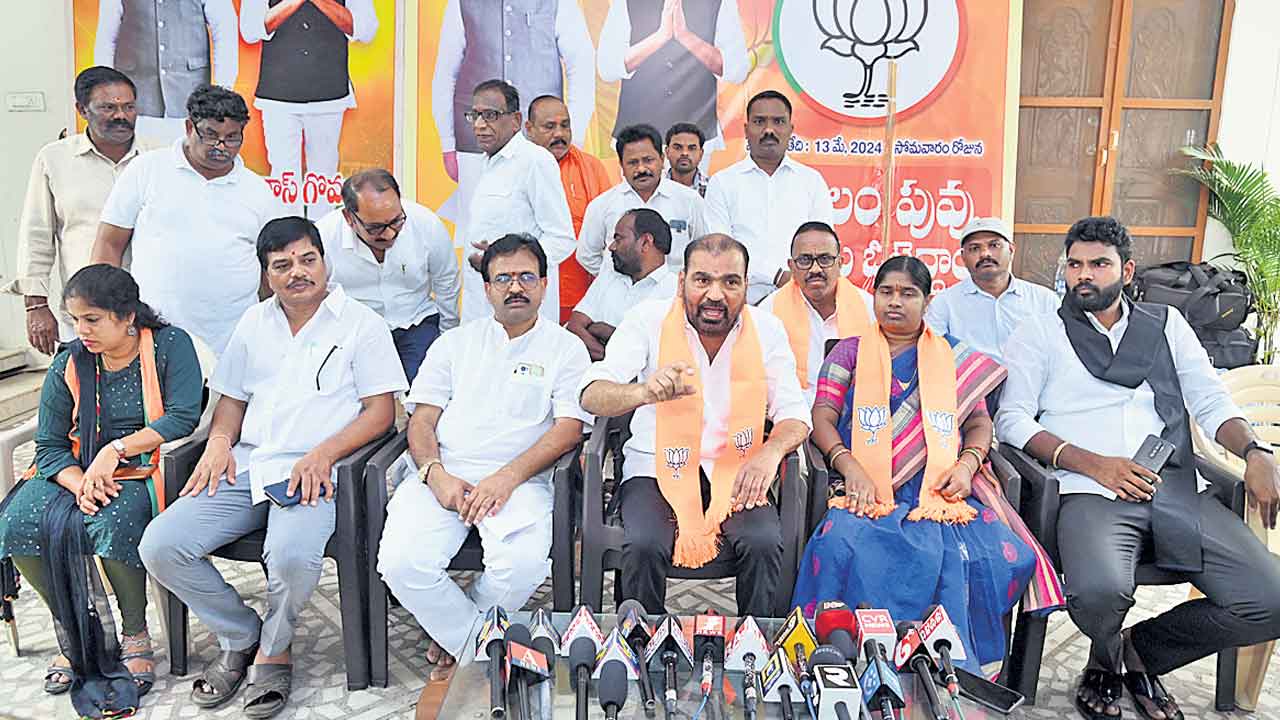 వివేక్‌ది అసలు దళిత కుటుంబమే కాదు