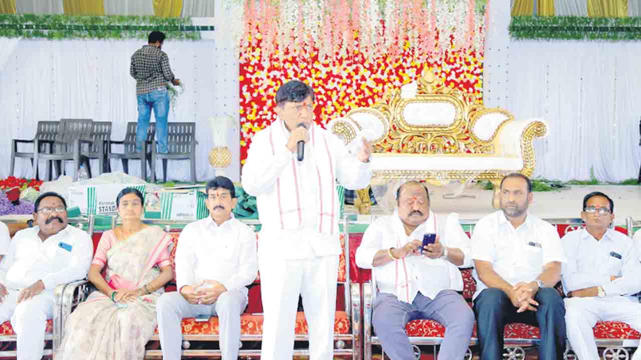 ఓ గుడి తెచ్చిండా.. బడి తెచ్చిండా?
