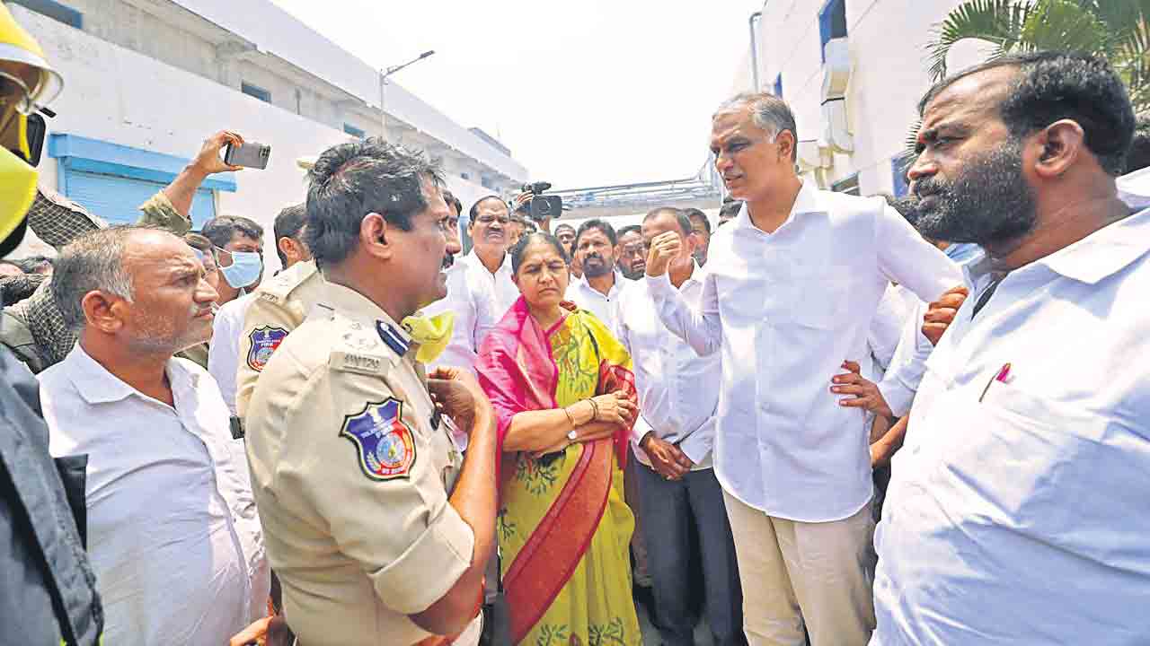 తమ వారేరని..