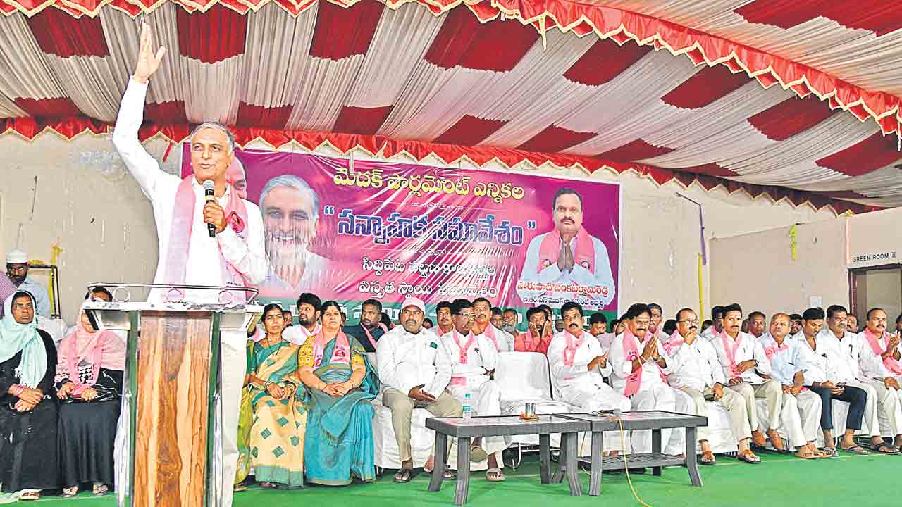 కేసీఆర్‌ హయాంలో పుట్లకొద్దీ వడ్లు.. కాంగ్రెస్‌ పాలనలో పుట్టెడు దుఃఖం