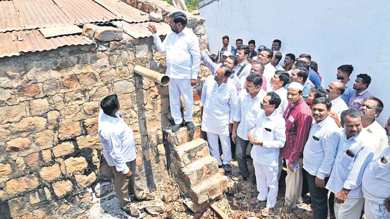 పాలన గాలికొదిలి ఢిల్లీ చుట్టూ ప్రదక్షిణలు