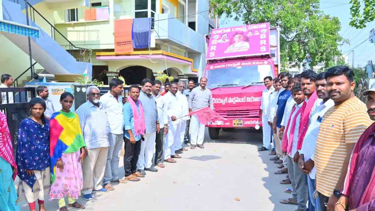 నడిగడ్డలో కళాకారుల ప్రచార రథం