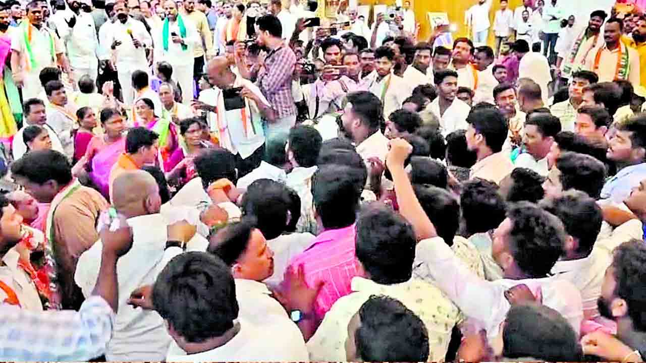 కాంగ్రెస్‌లో గ్రూప్‌ వార్‌..