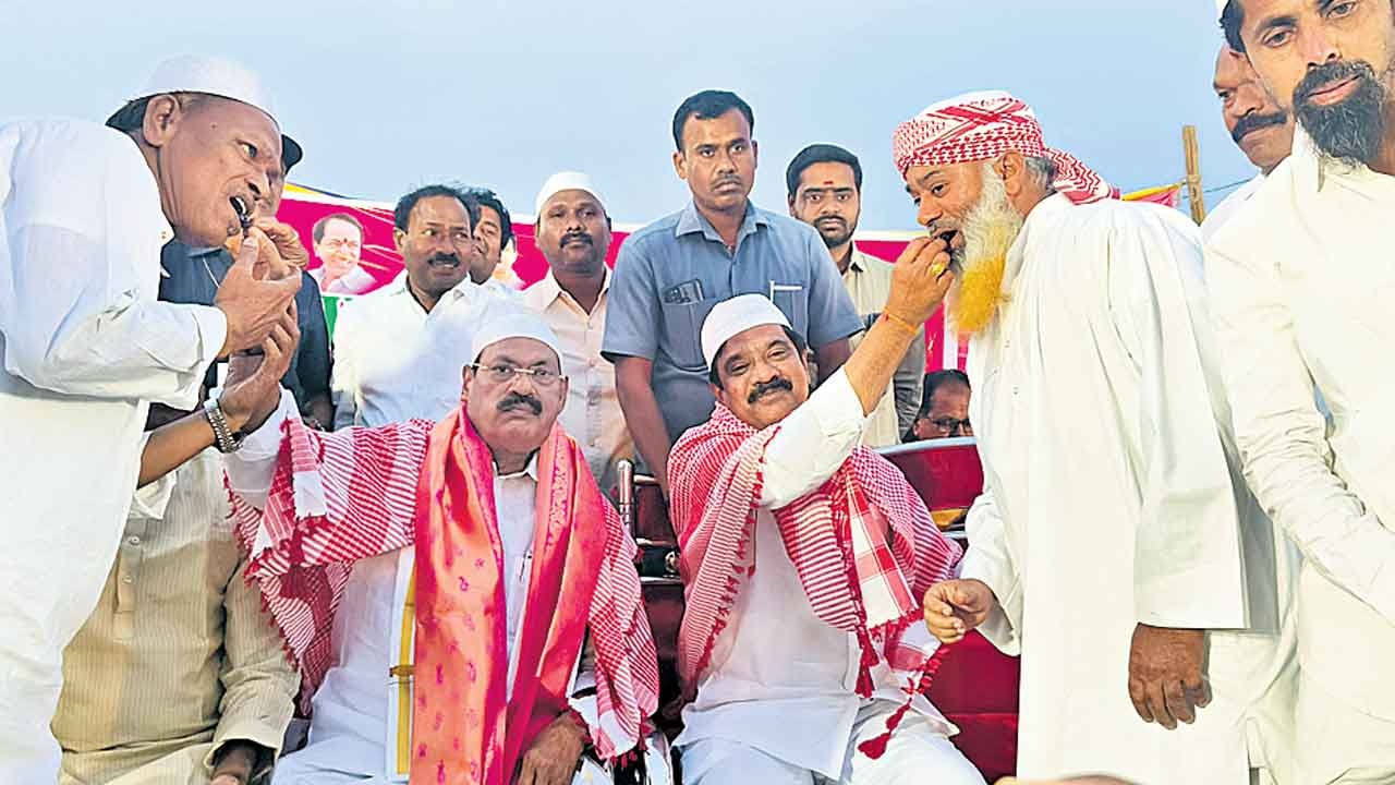 కాంగ్రెస్‌, బీజేపీవి కుమ్మక్కు రాజకీయాలు