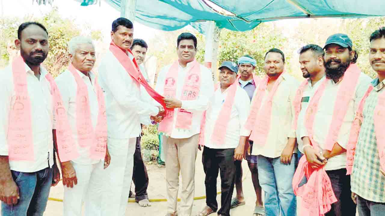 బీఆర్‌ఎస్‌లో చేరిన బీజేపీ నేతలు