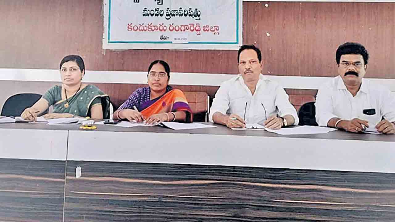 పంటలు ఎండుతున్నా పట్టించుకోని ప్రభుత్వం