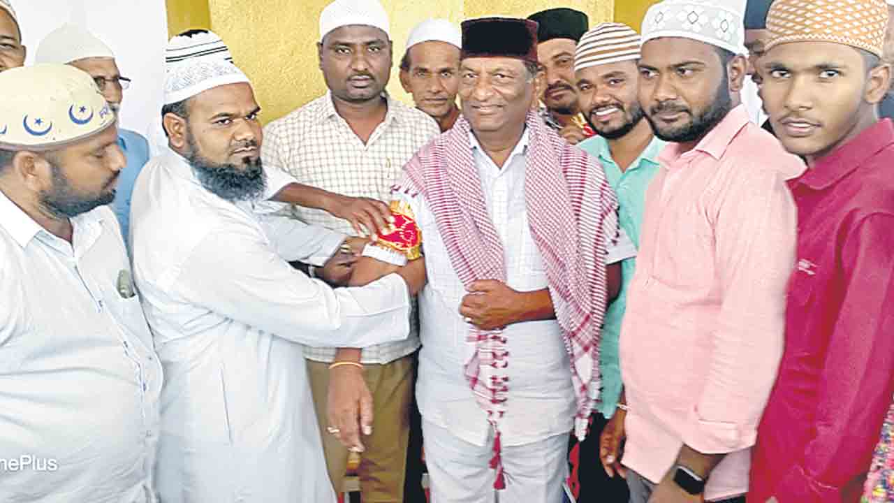 ముస్లింలంటే ఇంత చిన్నచూపా..?