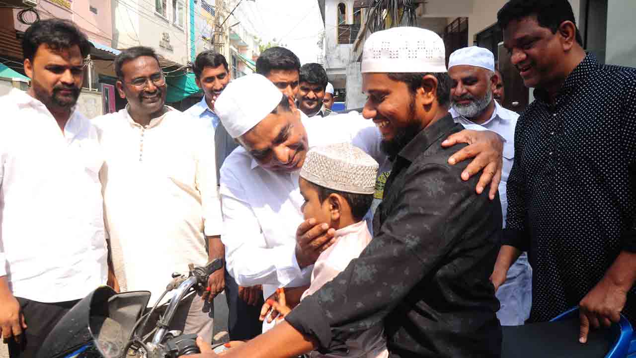 కారు.. ప్రచార హోరు