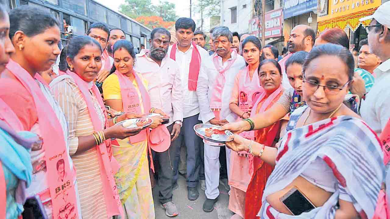 దిష్టి తీసి.. హారతులిచ్చి