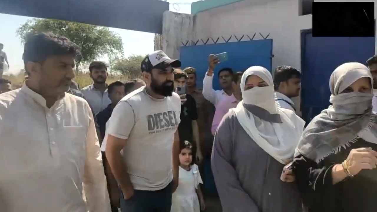 Lok Sabha Elections | అమ్రోహలో ఓటు వేసిన మమ్మద్‌ షమీ.. Video