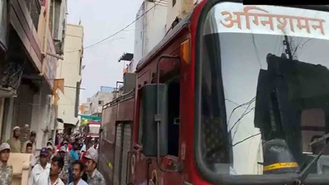 Massive Fire | వస్త్ర దుకాణంలో భారీ అగ్నిప్రమాదం.. ఒకే కుటుంబానికి చెందిన ఏడుగురు మృతి