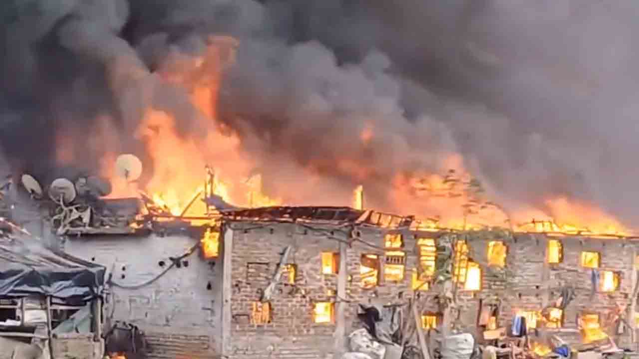 Massive Fire | కోల్‌కతాలో భారీ అగ్నిప్రమాదం.. దగ్ధమైన ఇళ్లు