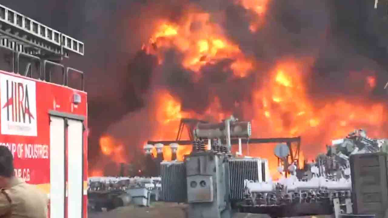 Massive fire breaks | విద్యుత్‌ ట్రాన్స్‌ఫార్మర్ల కంపెనీలో భారీ అగ్నిప్రమాదం