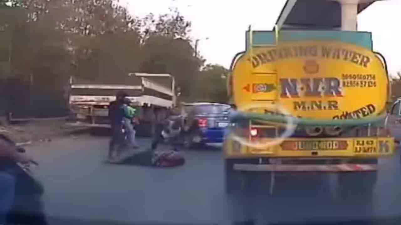 Angry With Work Pressure | పని ఒత్తిడి చేస్తున్న సీనియర్‌.. గూండాలతో హత్యకు ఉద్యోగుల యత్నం