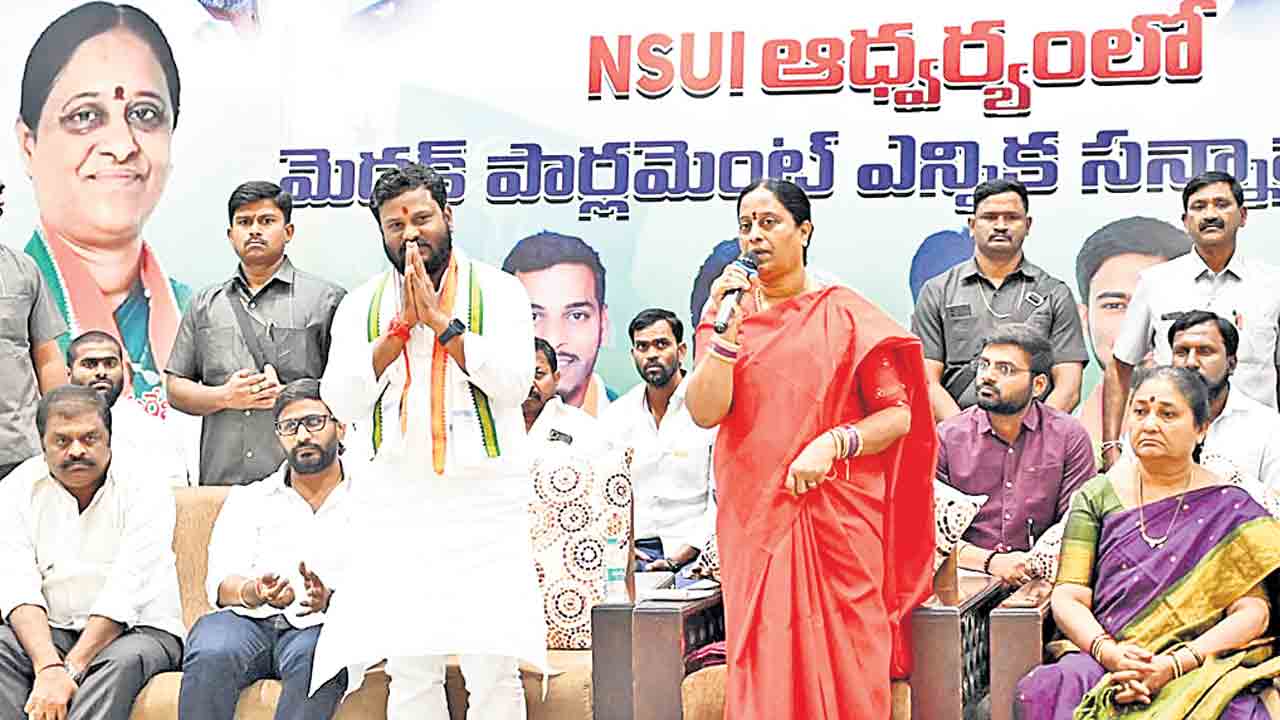 కార్యకర్తలందరూ సమిష్టిగా కృషి చేయాలి