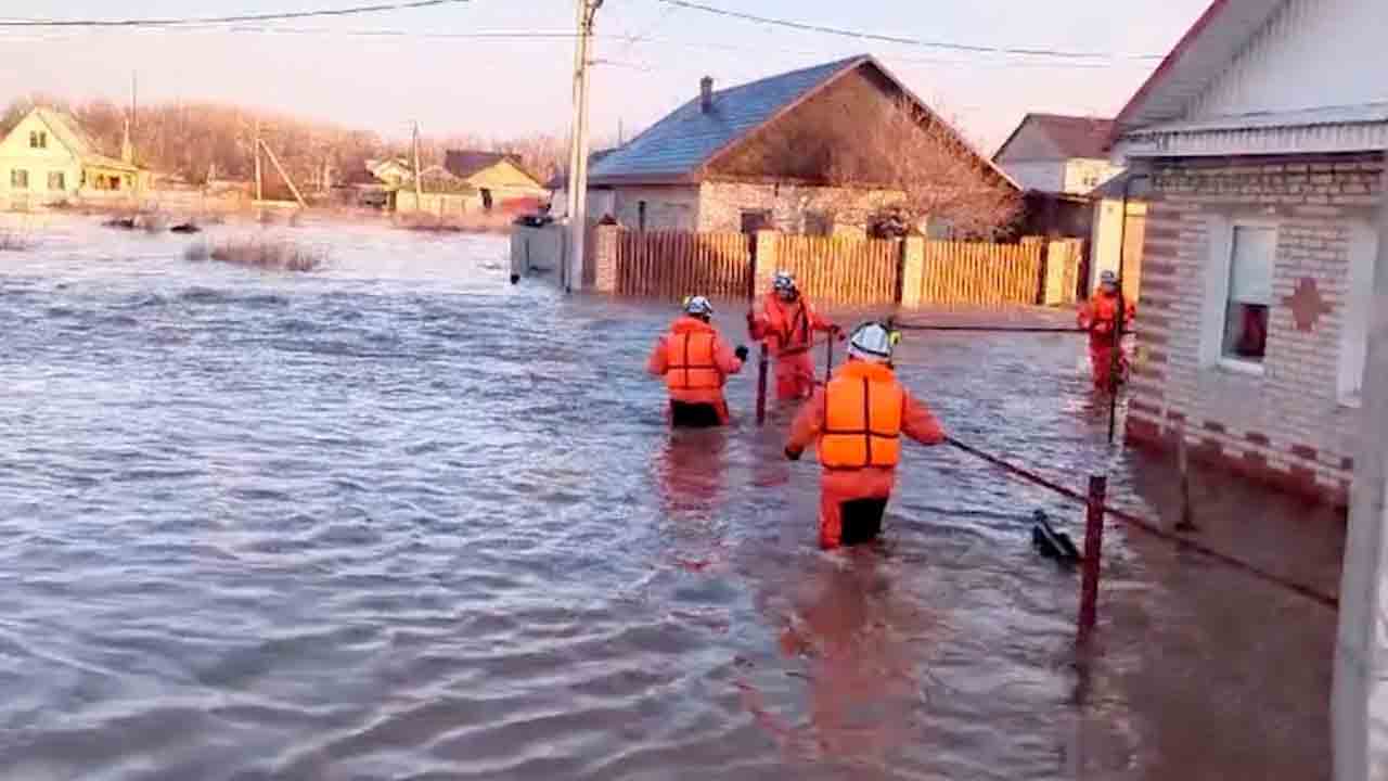 Russia | మంచు కరిగి నిండిన నదులు.. రష్యాను ముంచెత్తిన ఆకస్మిక వరదలు