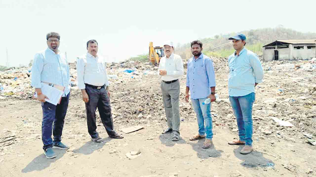 డంప్‌యార్డును పరిశీలించిన అధికారులు