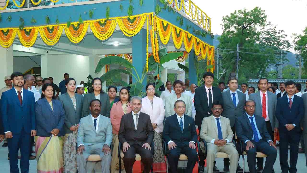 నల్లగొండలో అట్టహాసంగా కోర్టు భవనాల ప్రారంభం