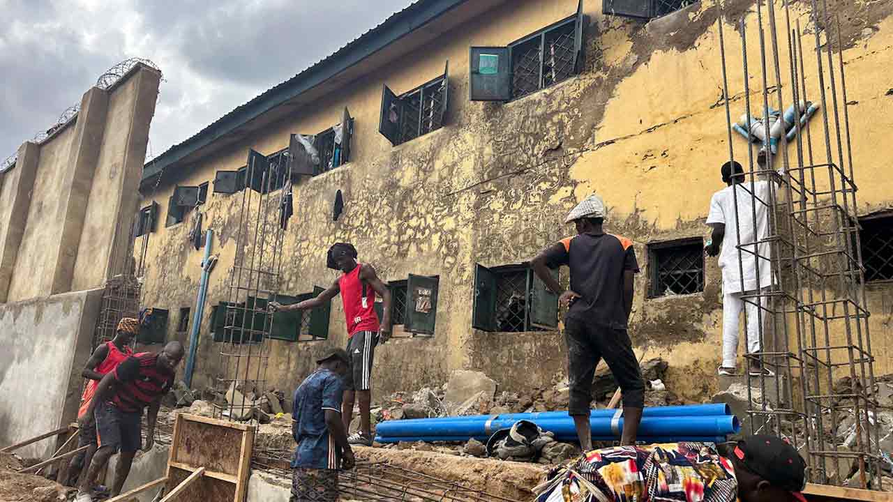 Inmates | భారీ వర్షాలతో దెబ్బతిన్న జైలు.. 118 మంది ఖైదీలు పరార్‌