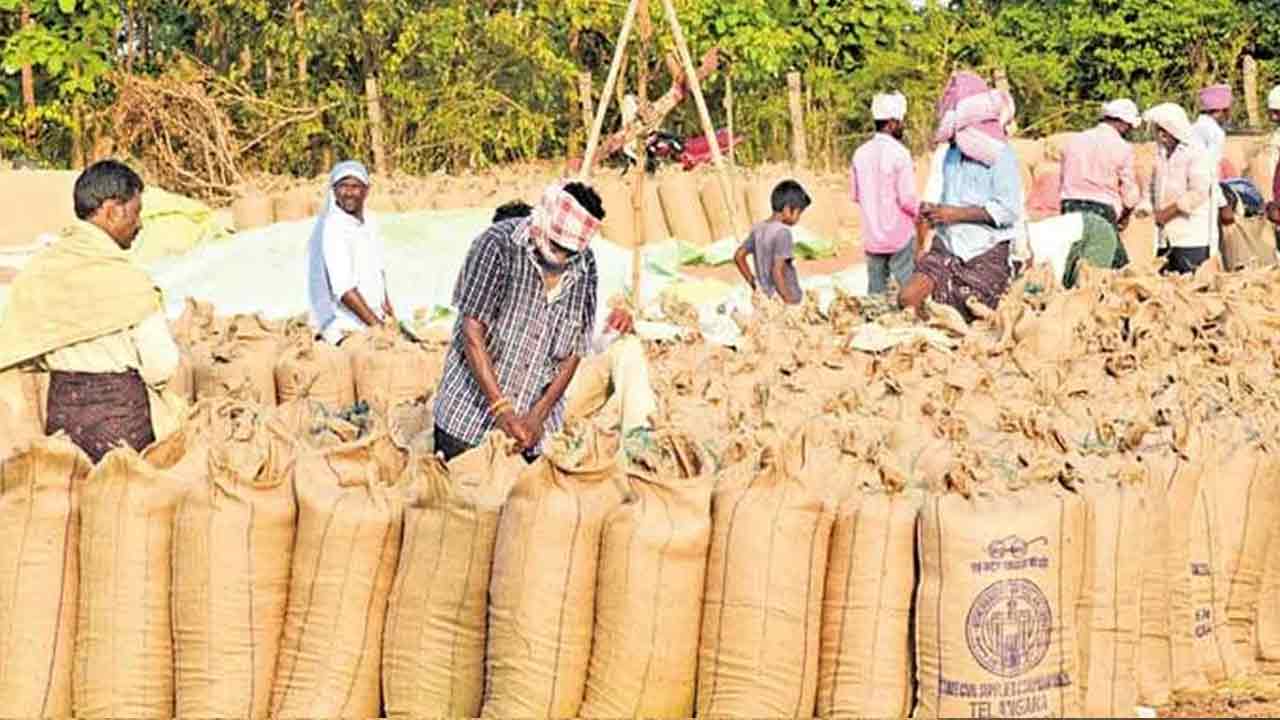 Paddy Procurement | రైతుకు దుఃఖం.. దళారికి రొక్కం.. పంట కొనుగోళ్లపై సర్కారు నిర్లక్ష్యంతో నష్టపోతున్న అన్నదాత