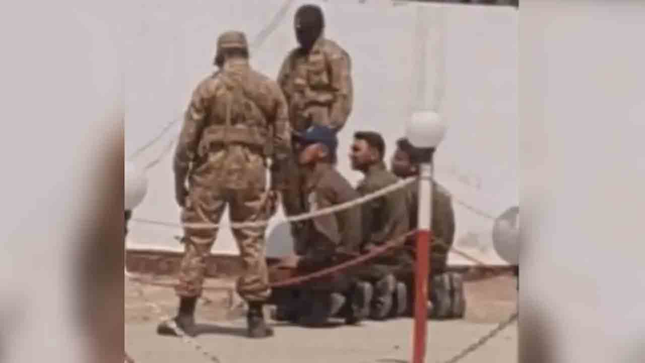 Watch: పోలీస్ స్టేషన్‌కు వెళ్లి.. పోలీసులను కొట్టి హింసించిన పాక్‌ సైనికులు