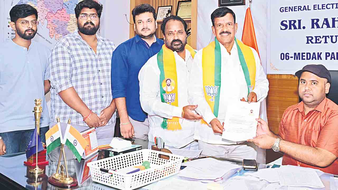 సంగారెడ్డిలో 3 నామినేషన్లు