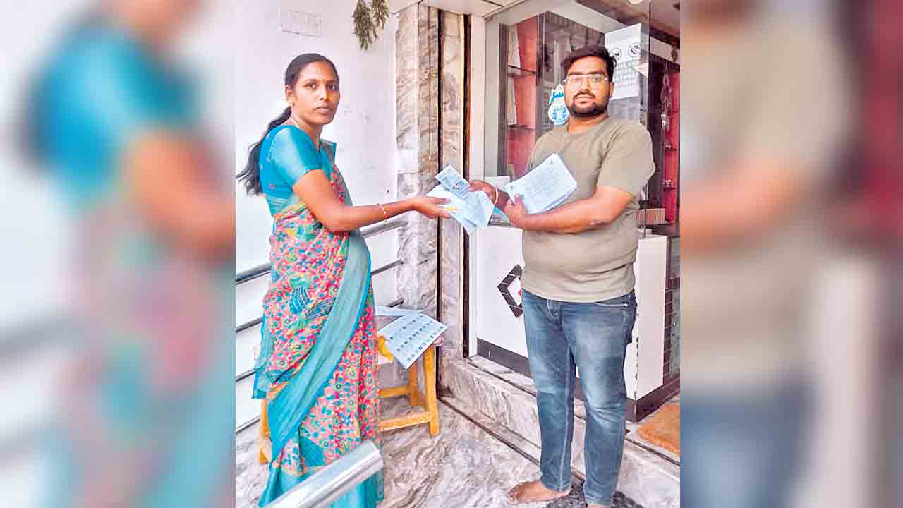 ముమ్మరంగా.. ఓటరు స్లిప్‌ల పంపిణీ