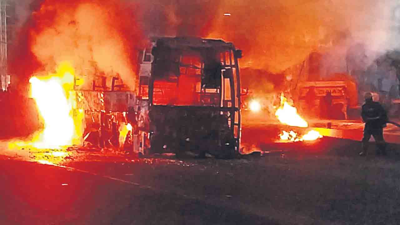 Bus Accident | ప్రైవేట్‌ బస్సులో మంటలు.. ప్రయాణికుల అప్రమత్తతతో తప్పిన పెనుప్రమాదం..