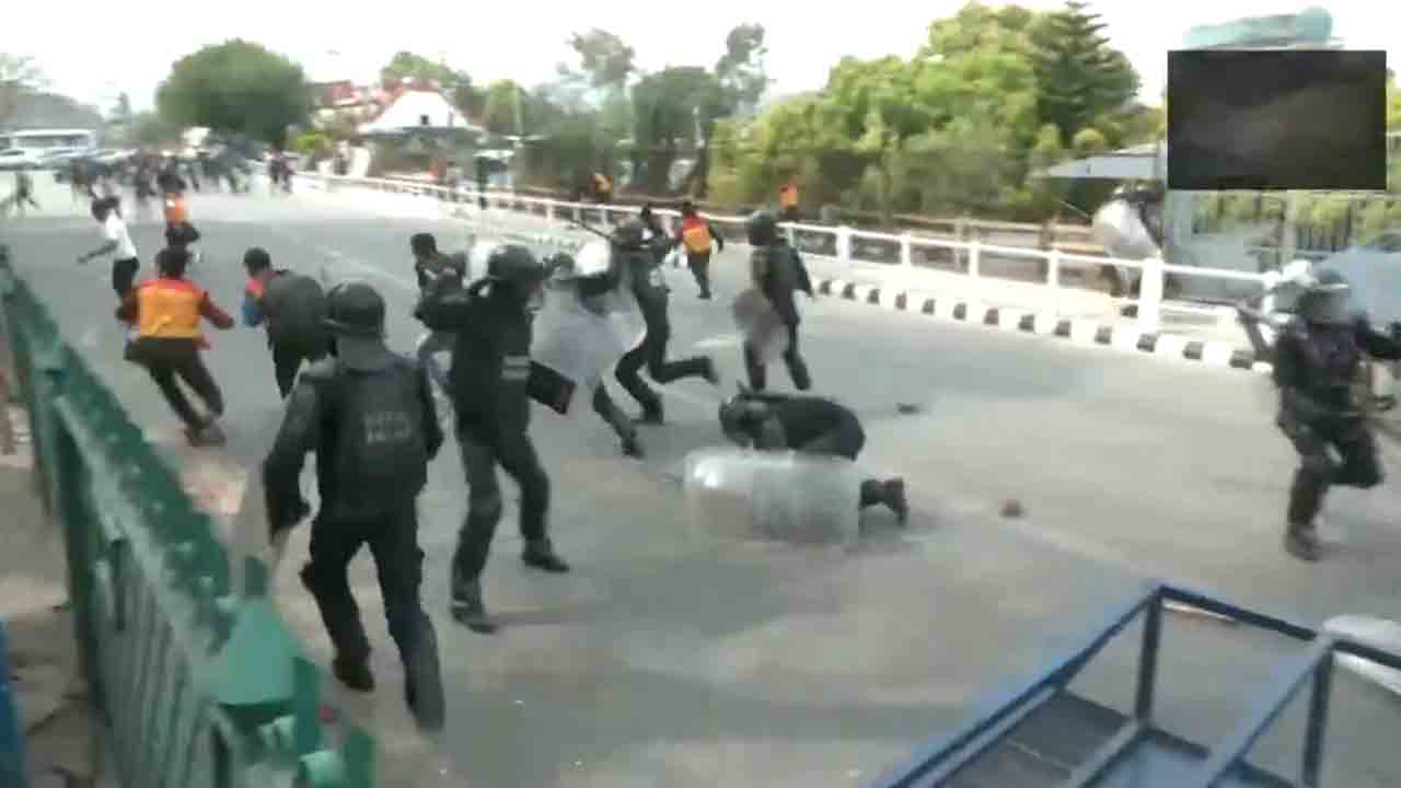 Protest | ప్రత్యేక రాష్ట్రం కోసం ఆందోళన.. పోలీసుల లాఠీచార్జి.. Video