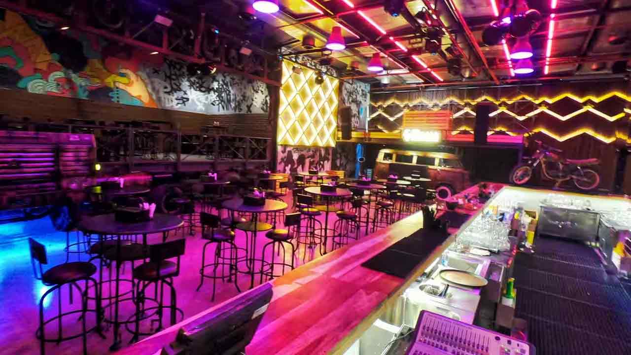 Hyderabad | పబ్‌లో మందుబాబుల వీరంగం..