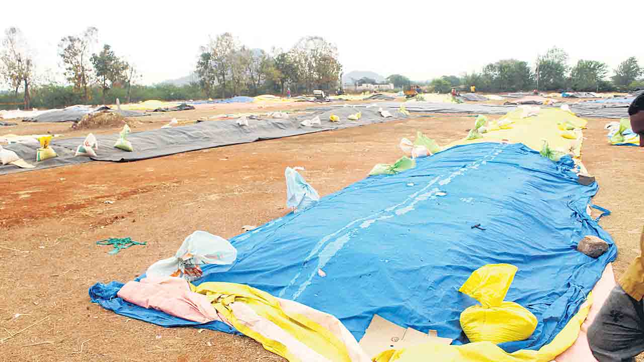 కేంద్రాల్లో ధాన్యం.. కండ్లల్లో దైన్యం