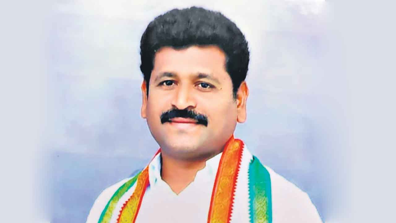 ప్రభుత్వ డాక్టర్‌పై యూత్‌నేత బూతులు