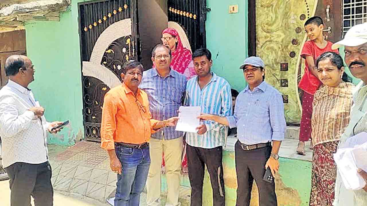 ఓటర్లకు స్లిప్పులను అందజేయాలి