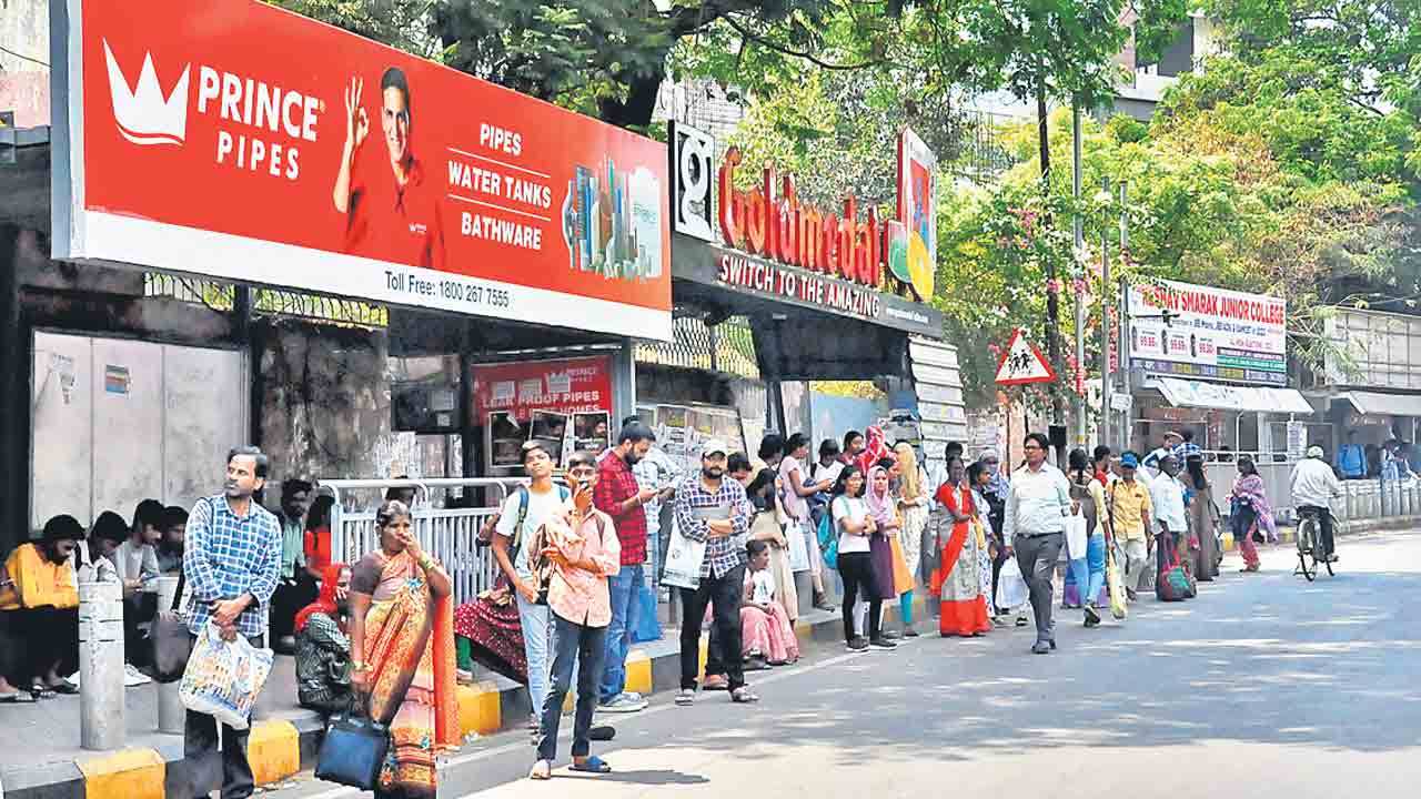 Congress | కాంగ్రెస్‌ తెచ్చిన కష్టం.. ఆర్టీసీ బస్సులు లేక ప్రయాణికుల ఇక్కట్లు