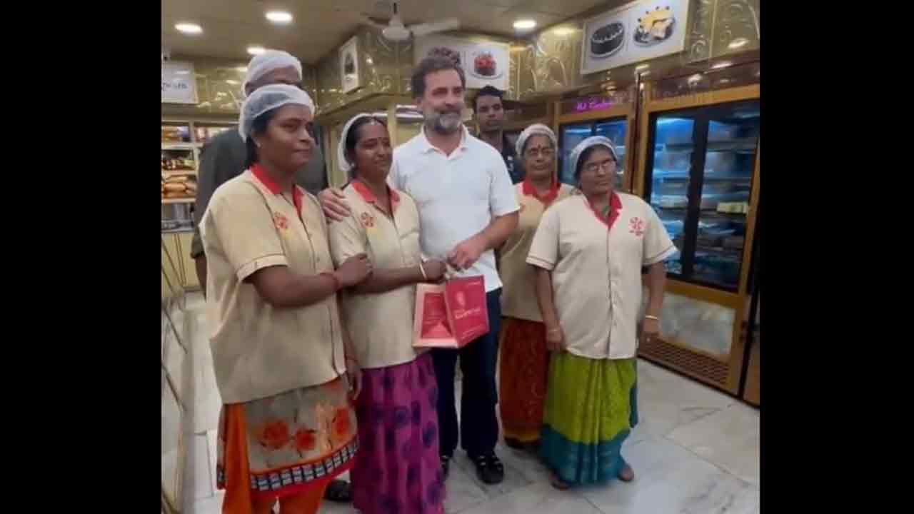 Rahul Gandhi | స్టాలిన్‌ కోసం మైసూర్‌పాక్‌ కొన్న రాహుల్‌.. వీడియో