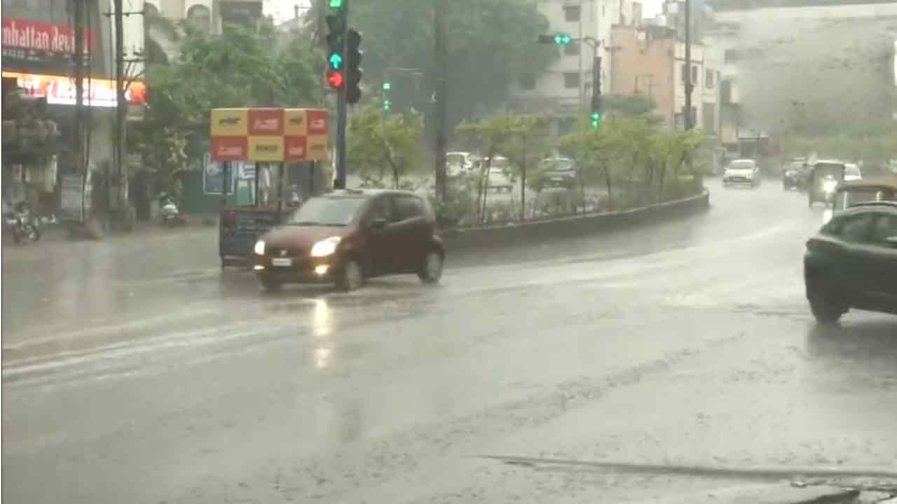 Rain | హైదరాబాద్‌లో ఉరుములు, మెరుపులతో కూడిన వర్షం..