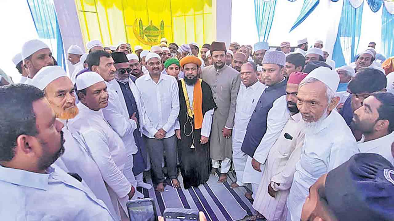 ప్రార్థనలు.. ఆలింగనాలు