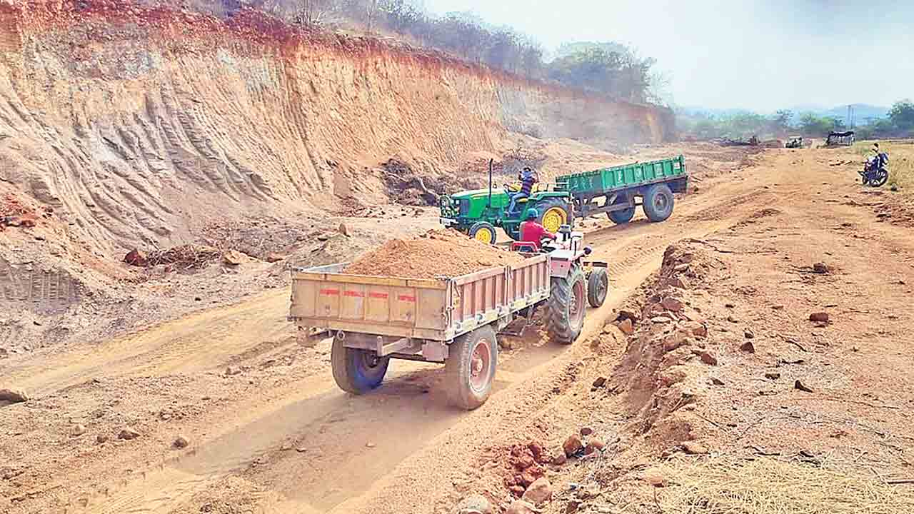 మాయమవుతున్న మట్టి!