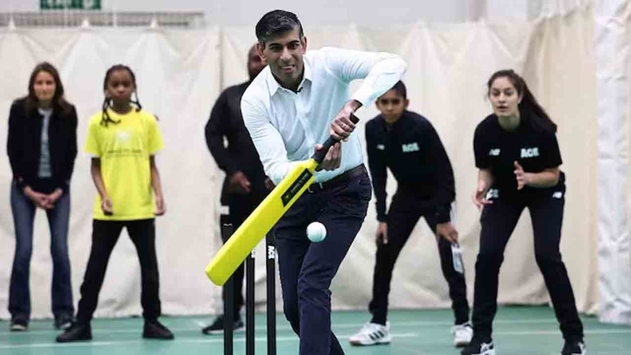 Rishi Sunak | ఇంగ్లండ్‌ జట్టుతో కలిసి క్రికెట్‌ ఆడిన రిషి సునాక్‌.. VIDEO