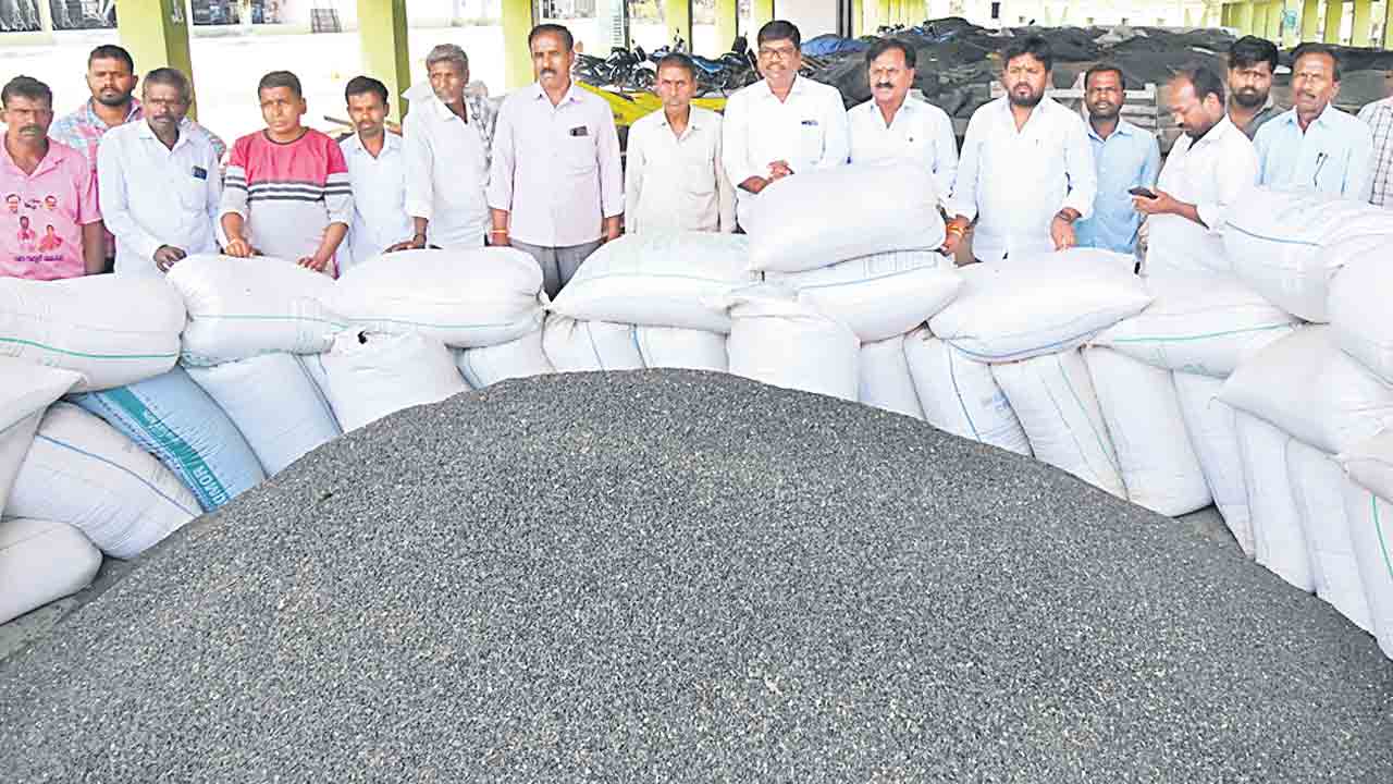 రైతుల పడిగాపులు