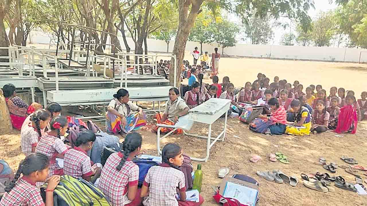 భయంగుప్పిట్లో విద్యార్థుల చదువులు