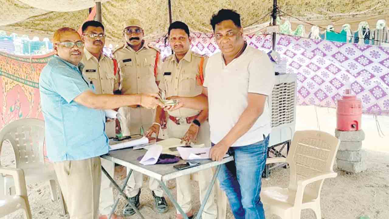 రూ.1.25 లక్షలు పట్టివేత