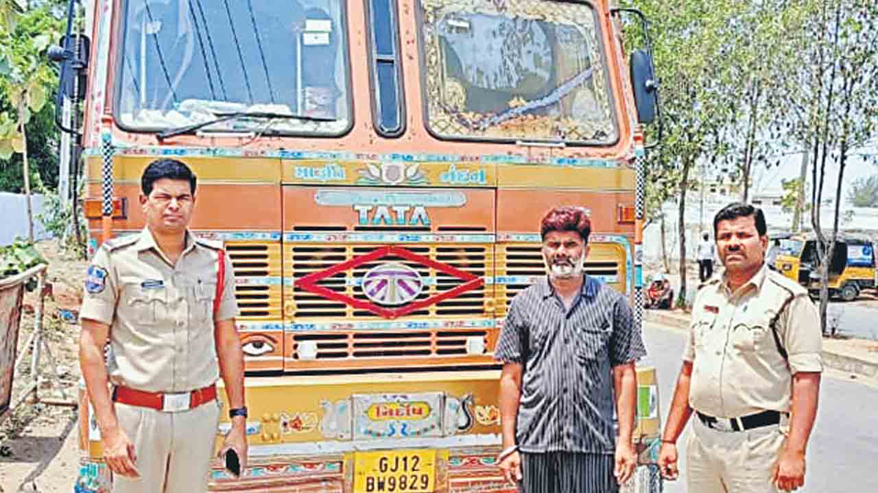 300 క్వింటాళ్ల పీడీఎస్‌ బియ్యం పట్టివేత